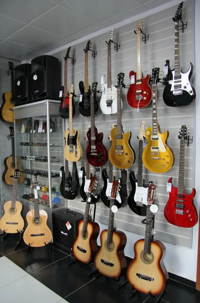 Музыкальный магазин нижневартовск. Магазин музыкального оборудования. Магазин данцер нижневартовск. Магазин музыкальных инструментов в жуковском. Музыкальный магазин.