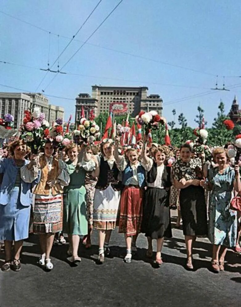 Советские праздники. Первомай в Москве 1955г. Первомайская демонстрация 1955. Жители СССР.
