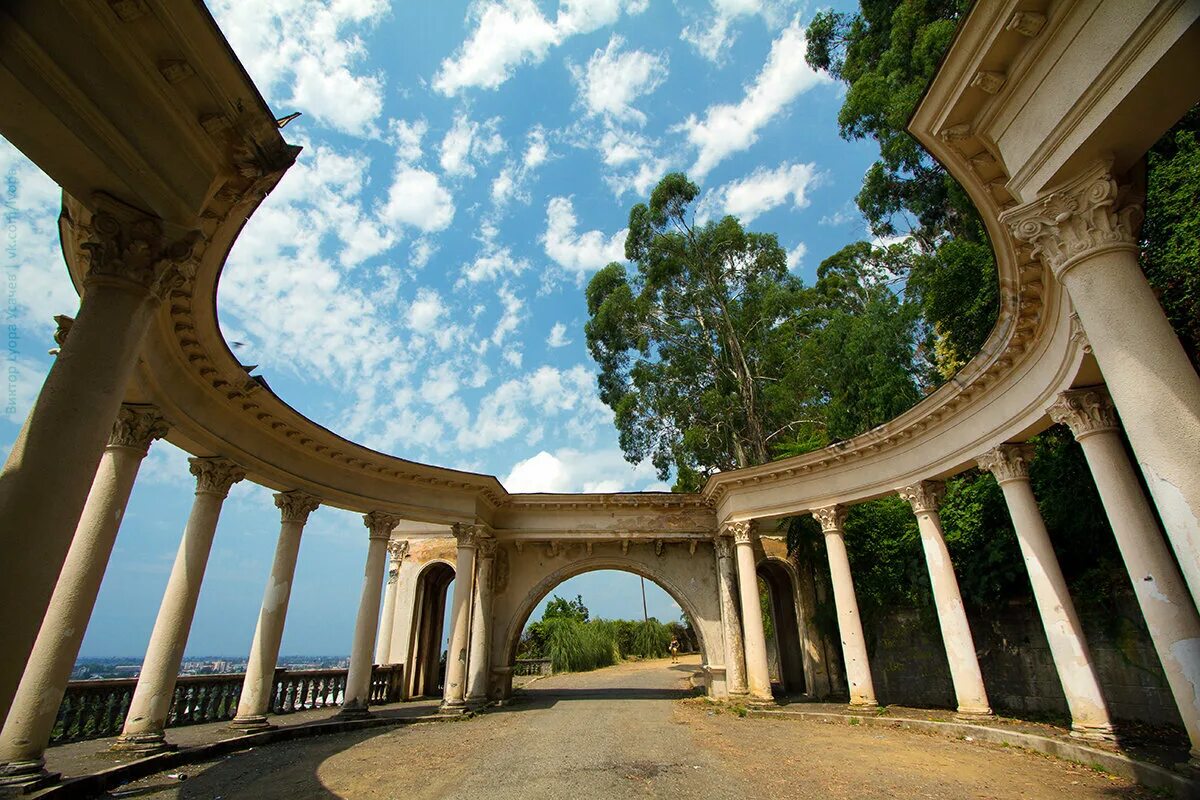 Колоннада в сухуми. Сухумская гора абхазия сухум. колоннада сухум фуникулер. смотровая площадка сухум абхазия. парк сухумская гора.