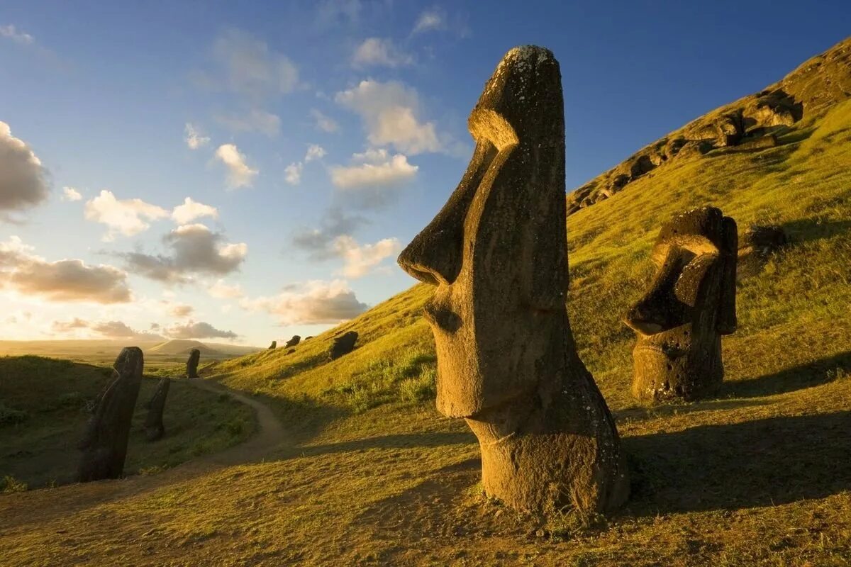 Статуи на острове. Каменные истуканы острова Пасхи. Остров Пасхи статуи Моаи. Каменные статуи Моаи остров Пасхи Чили. Моаи (статуи острова Пасхи), Чили.