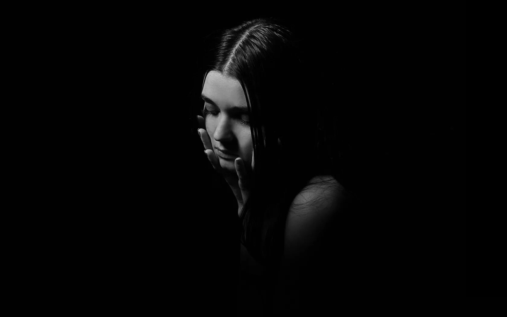 Темная девушка. Женщина на черном фоне. Женский силуэт на черном фоне. Картина девушка на черном фоне. Картина девушка на черном фоне.