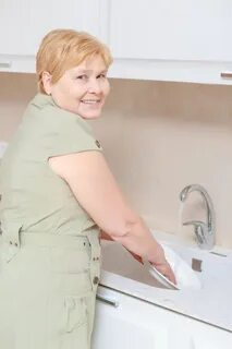 Женщина моет свои