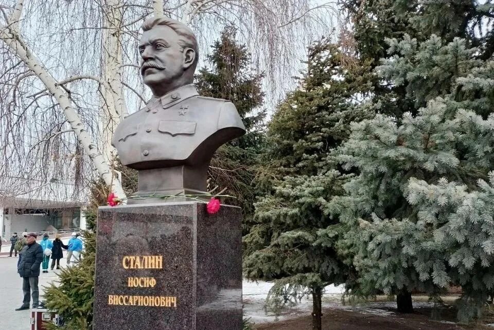 Памятники сталину жукову василевскому в волгограде. Памятник сталина в волгограде. Открытие памятника сталину в великих луках. Памятник сталина великие луки. Бюст сталину жукову и василевскому.