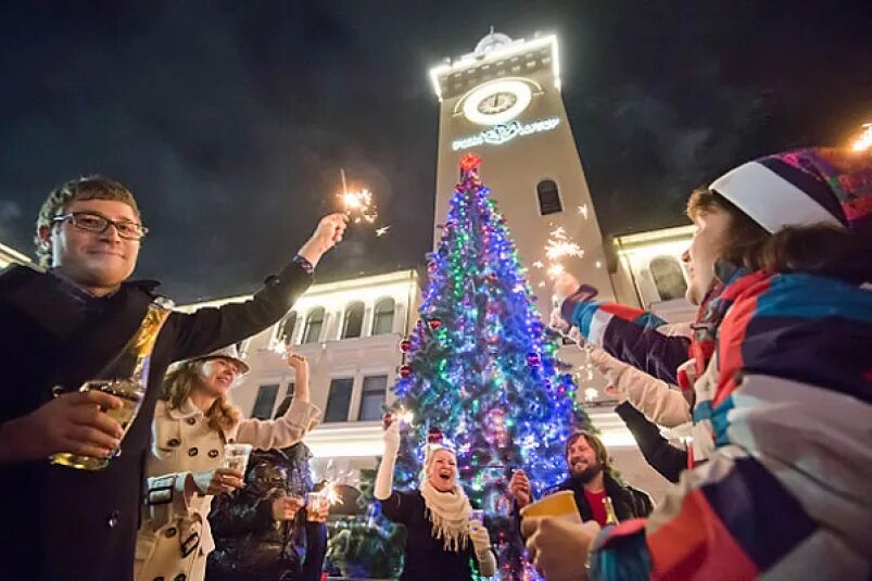 Рождество красна поляна сочи. Новогодний сочи красная поляна. Роза хутор новогодняя ратуша. Красная поляна новогодние праздники. Новогодняя ночь на красной поляне 2024.