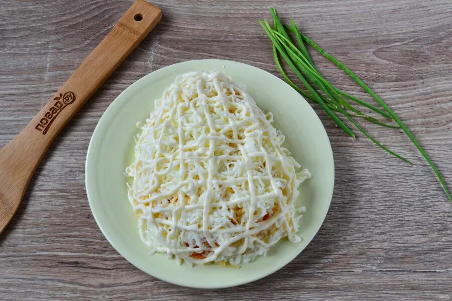 Куриное филе яйцо лук. Салат пасхальное яйцо. салат пасхальный с курицей и огурцом. салат на мелкой терке яйцо сыр зеленый лук. салат пасхальное яйцо с курицей.