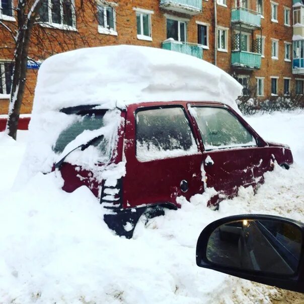 Авария 2106 зима картинки. Козлик машина УАЗ старый зимой в сугробе. Вот так зима не сугробы