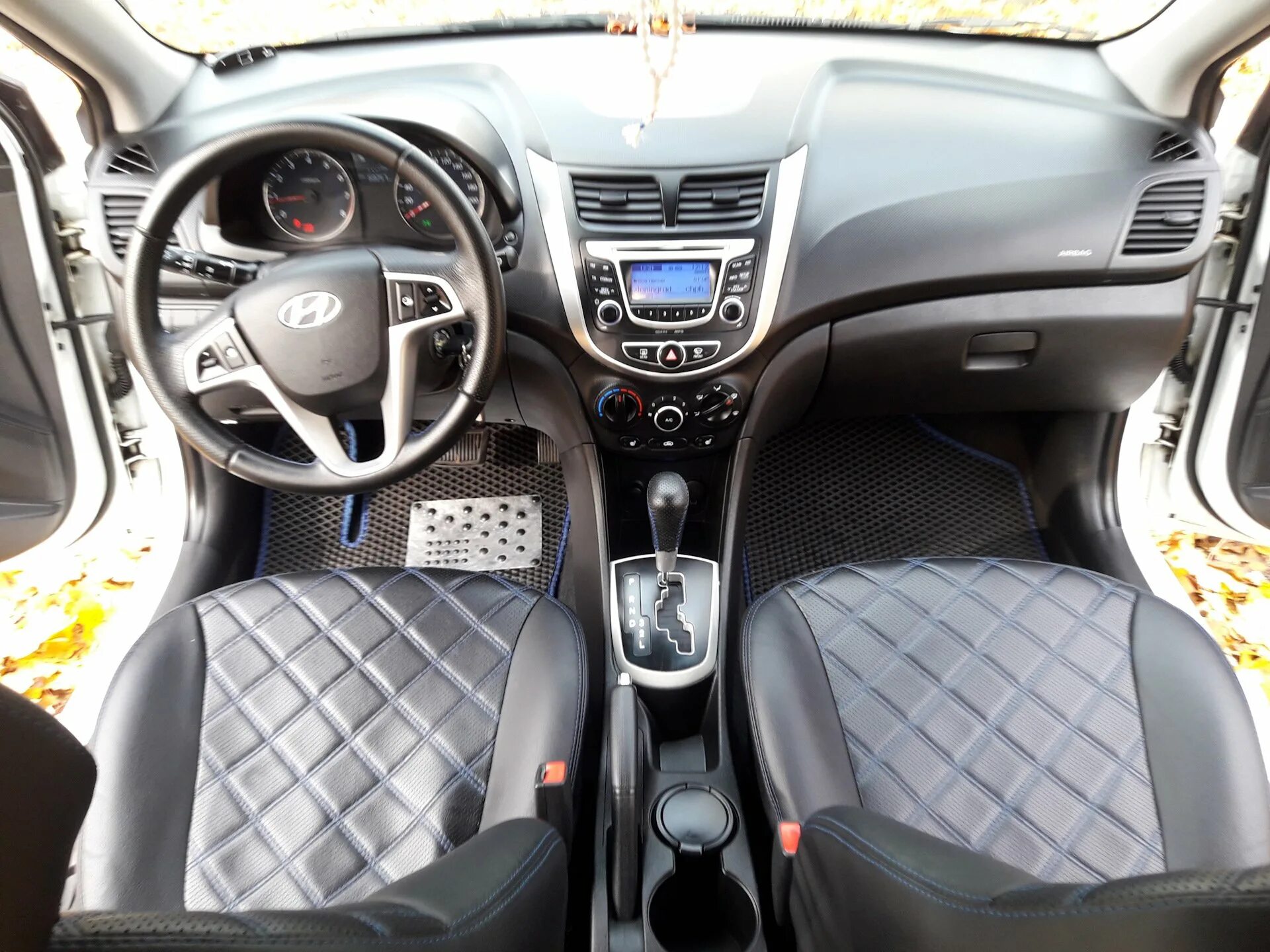 Хендай изнутри. Hyundai solaris 2013 салон. solaris 2014 салон. хендай солярис хэтчбек 2012 салон. хендай солярис седан 2014 салон.