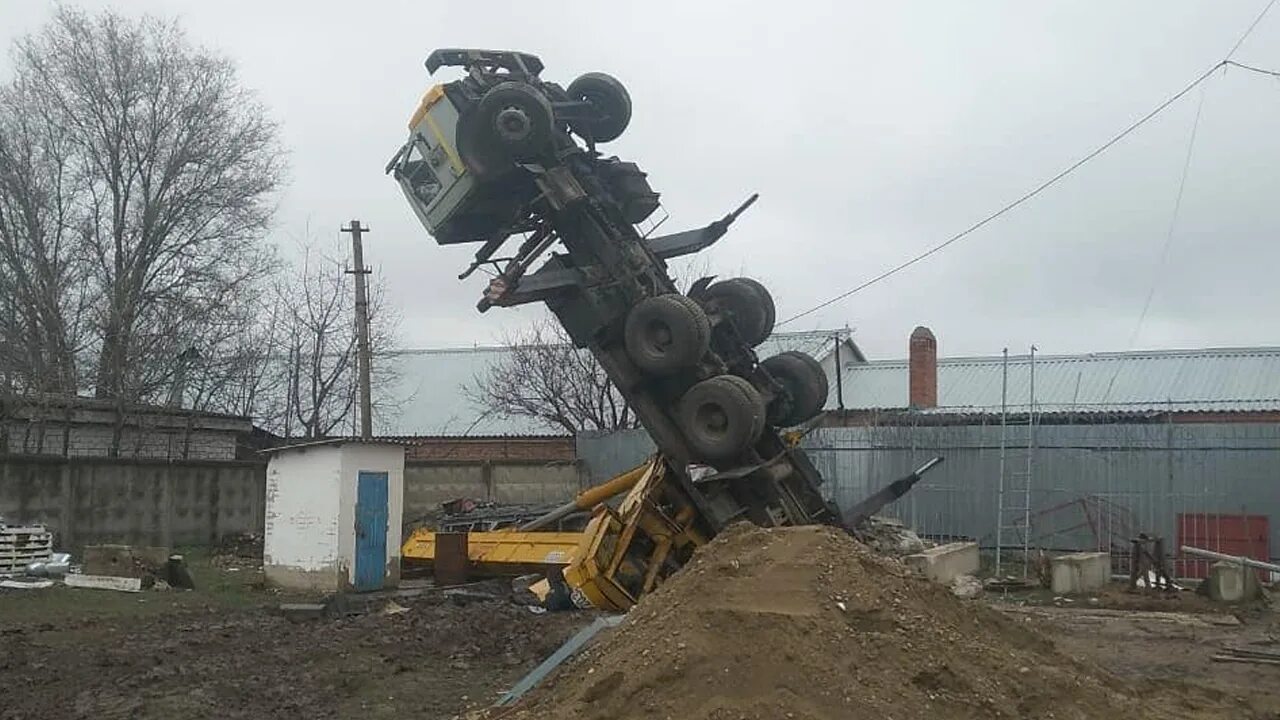 Кран упал. Подъемный кран упал. Автокран перевернулся. Падение автокранов. В краснодарском крае упал а 50