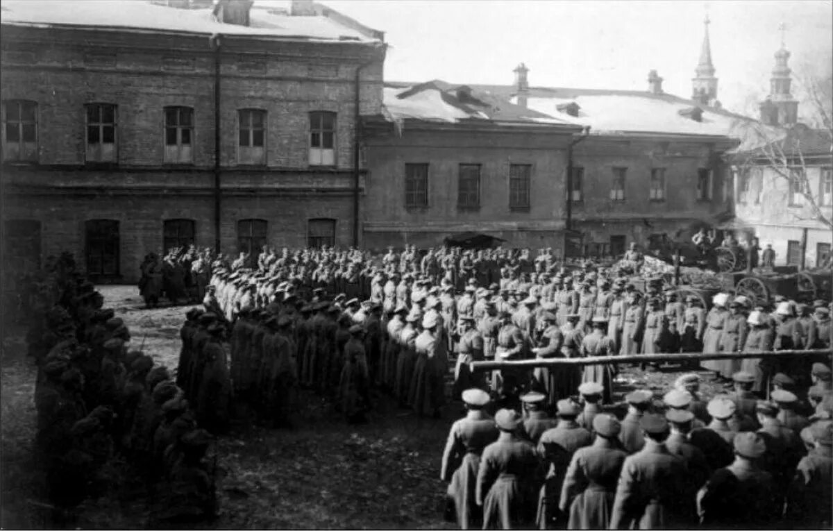 Свердловские большевики. Екатеринбург 1919 г.. Екатеринбург в 1918 году. Чехи в Екатеринбурге в 1918 г. Старый вокзал Екатеринбург 1918 года.