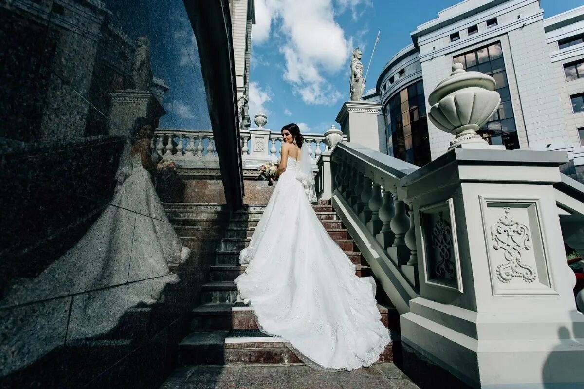 Свадебная фотосессия. Съемка свадебных платьев. Красивые места для свадебной фотосессии. Свадебная фотосессия на лестнице.
