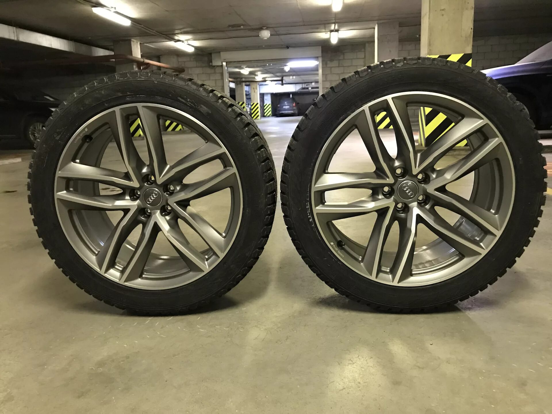 Диски q7 4m. 4m0 601 025t. Audi q7 4m r21 Wheels. 4m0 601 025 s. Диски Ауди q7 4m r21.