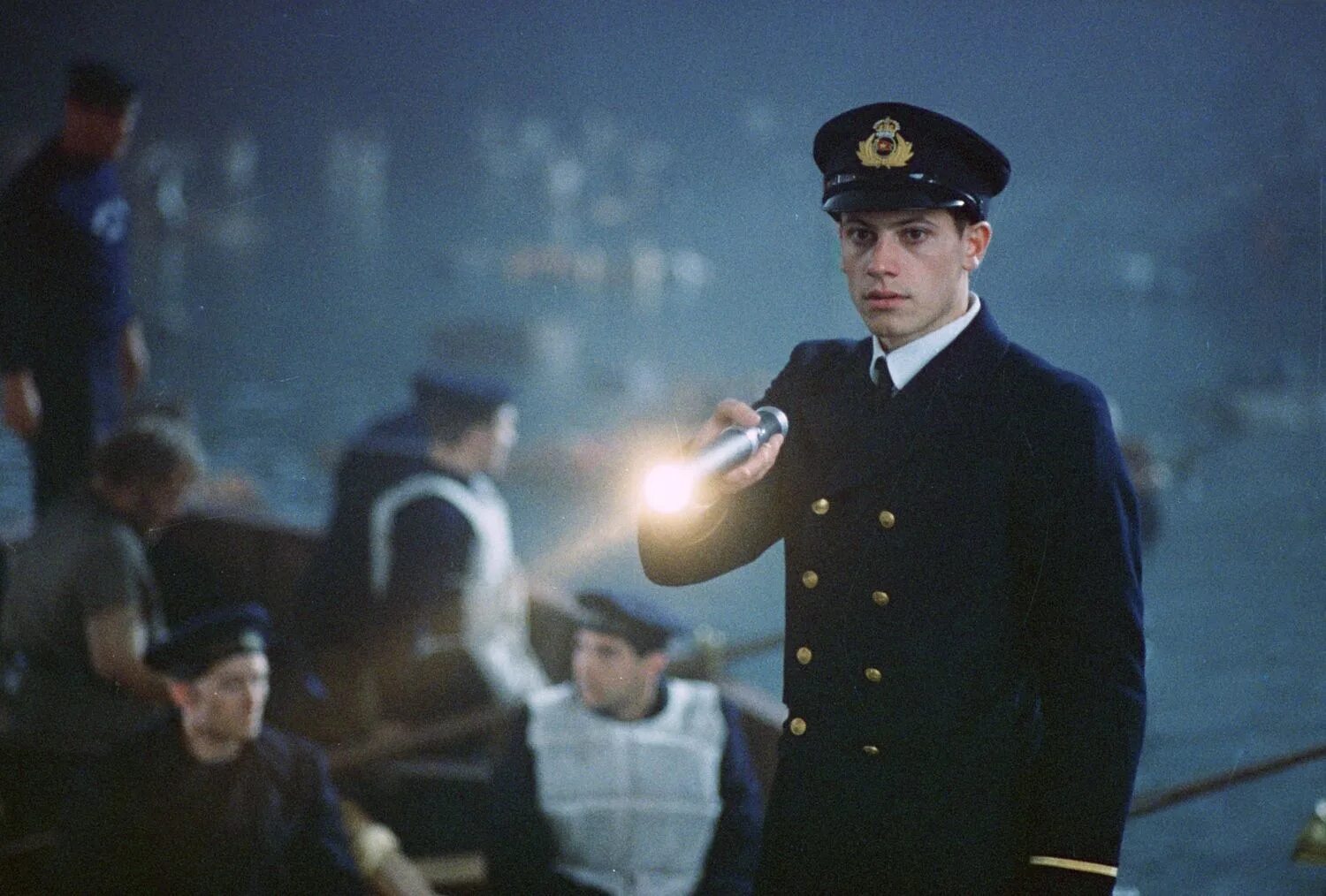 Титаник кадры. Йоан Гриффит Титаник. Йоан Гриффит Титаник 1997. Ioan Gruffudd 1997 Титаник. Гарольд Лоу Титаник.