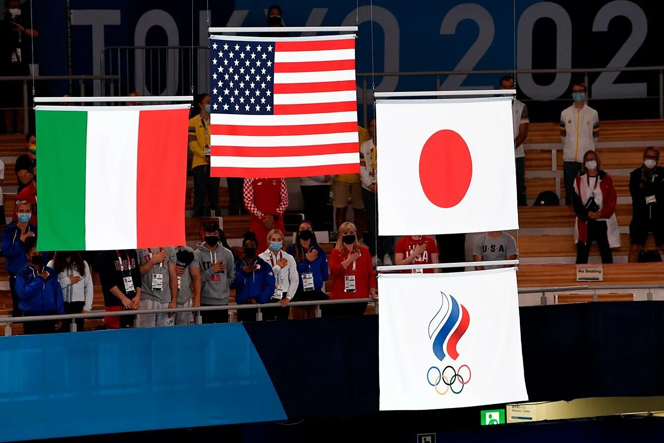 Чемпионат европы по акробатике 2021. Российские акробаты когда не подняли флаг. Поднятие красного флага. Церемония поднятия флага в школе. Чемпионат ссср по акробатике 1974.