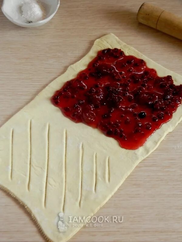 Чтобы вишня не вытекала из пирога