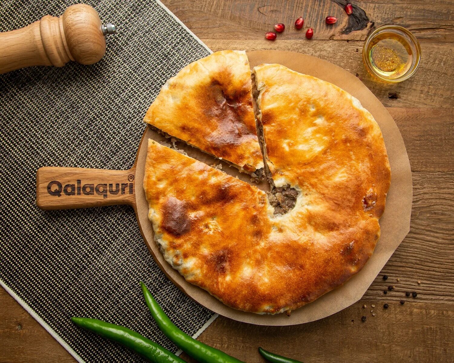 Грузинский кубдари. Кубдари хачапури с мясом. Грузинский пирог кубдари. Кубдари с мясом. Кубдари хачапури с мясом.