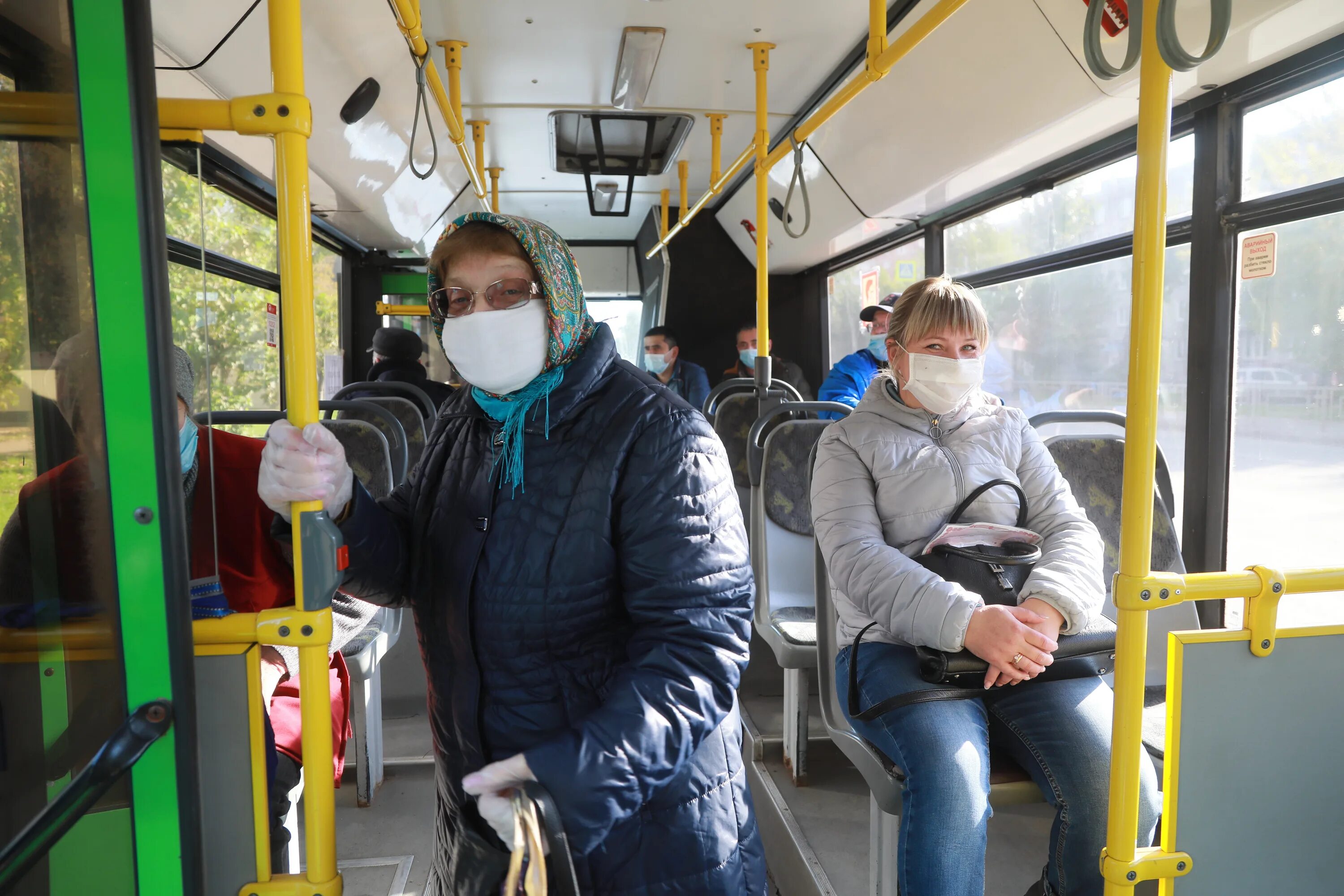 Повышение проезда в общественном. Пассажиры общественного транспорта. Пассажиры в маршрутке. Мобилизованные в автобусе. Общественный транспорт Украины.