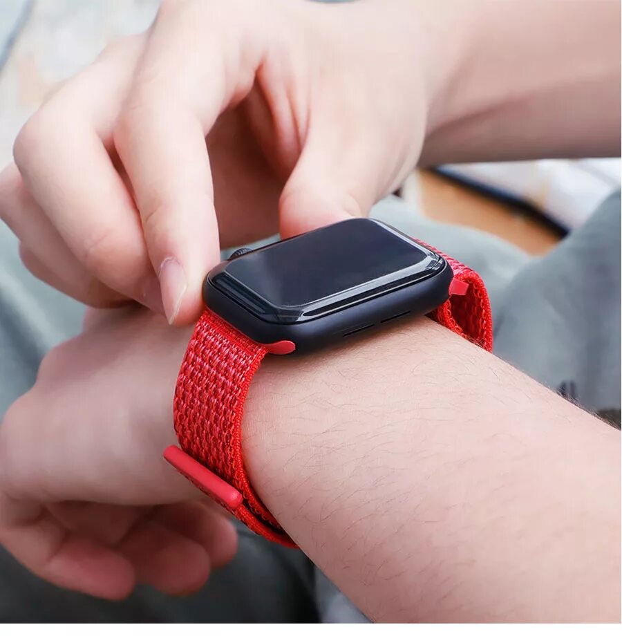 Ремешки apple watch sport. Нейлоновый ремешок для Эппл вотч. Эппл вотч с красным ремешком. Нейлоновый ремешок для часов Apple IWATCH 40 мм. Нейлоновый ремешок для Apple watch 4.