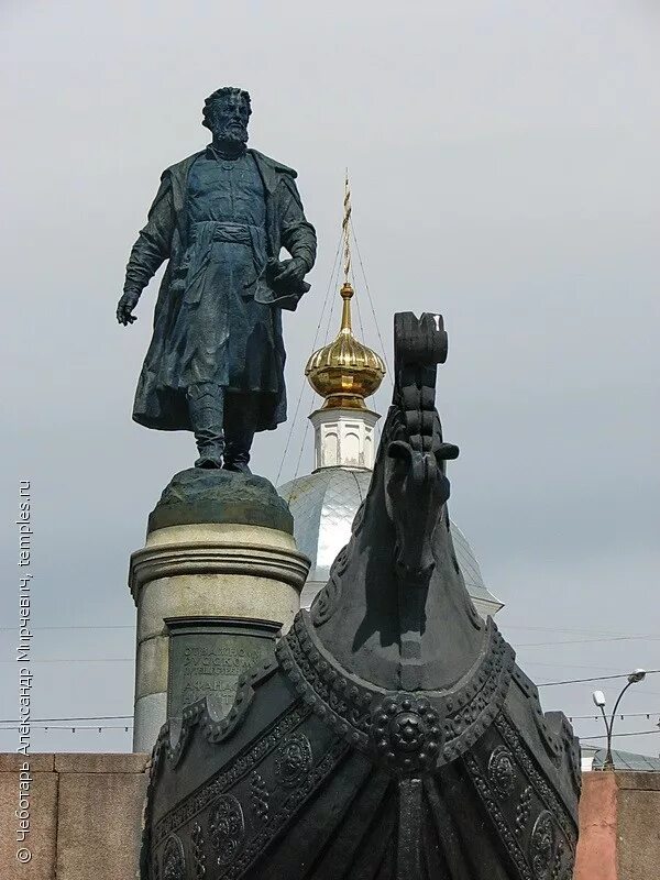 Никитин какие памятники. Памятник Афанасию Никитину в Твери. Памятник Афанасию Никитина.