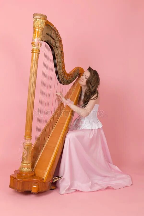 Девушка с арфой. Арфист древний египет. Маргарита рамазанова арфа. Сидит с арфой. Девушка с арфой.