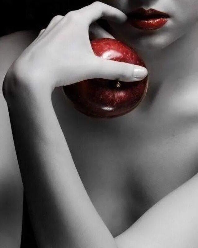 Губы и яблоко. Губы яблоко. Референс губы и яблоко. Красное яблоко традиция. Две яблоки и губы.