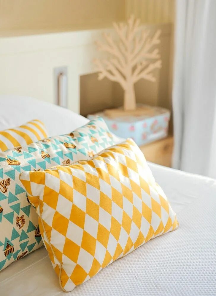 Яркие подушки. Яркие подушки в детскую. Детский дизайн подушки. Настенные подушки в кухню.