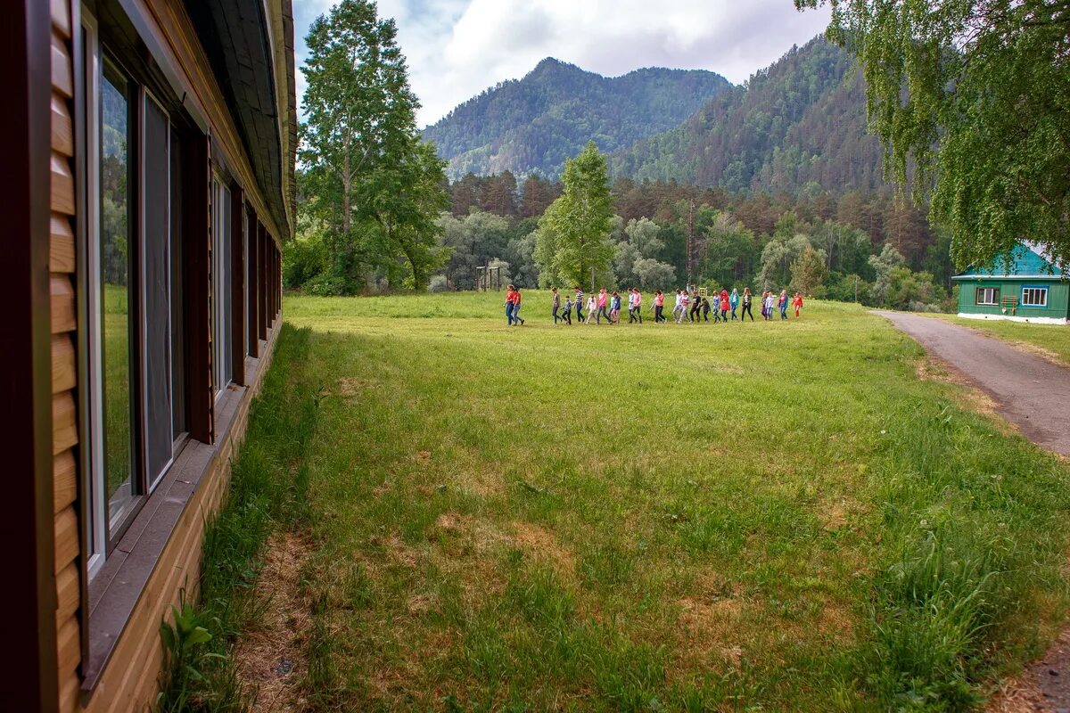 Орлёнок лагерь в горном алтае. Орлёнок детский лагерь горный алтай. Горно-алтайск лагерь горный орлёнок. Горный орленок. Усть сема лагерь горный орленок.