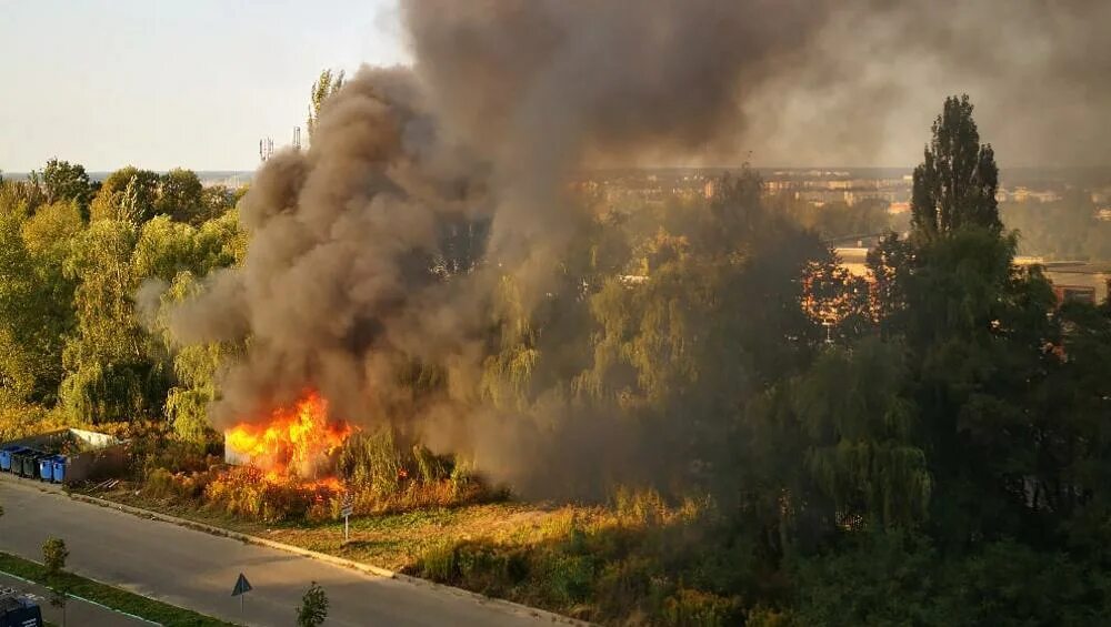 Мили сгорают. Брянск горит. Пожар в Рублево. Пожар около школы. Пожар на микрорайоне возле школы.