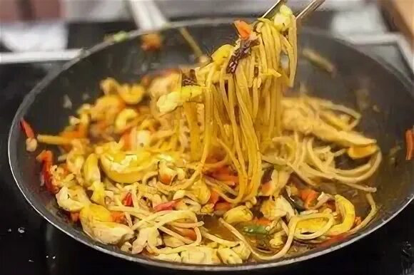 Лапша жареная на сковороде. Жареная лапша на сковороде. Жареная лапша. Лапша жареная на сковороде. Вермишель паутинка обжаренная.