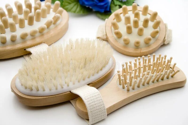 Massage brush. Массажная щетка для тела от целлюлита. Щётка для массажа антицеллюлитная. Сухая щётка от целлюлита. Щетка для лимфодренажного массажа.