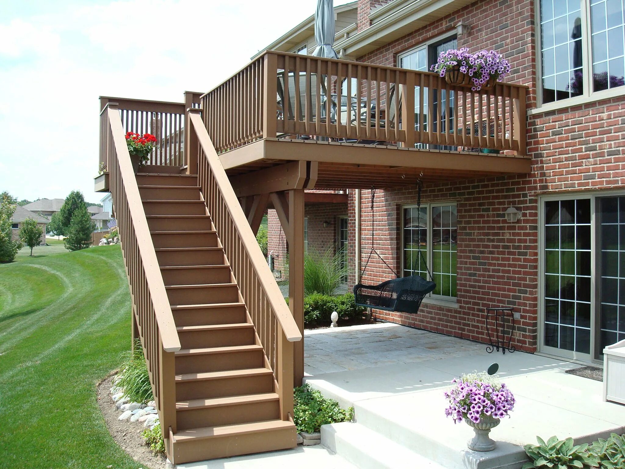 Наружная деревянная лестница. Лестница на террасу. Лестница на высокое крыльцо. Терраса с высоким крыльцом.