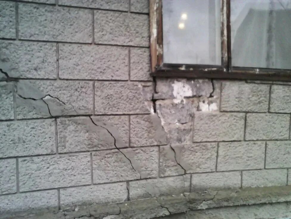 В доме пошла трещина. Трещины в газобетоне. Трещины в газобетонных стенах. Газобетон трещины в стене. Трещины в доме из газобетона.