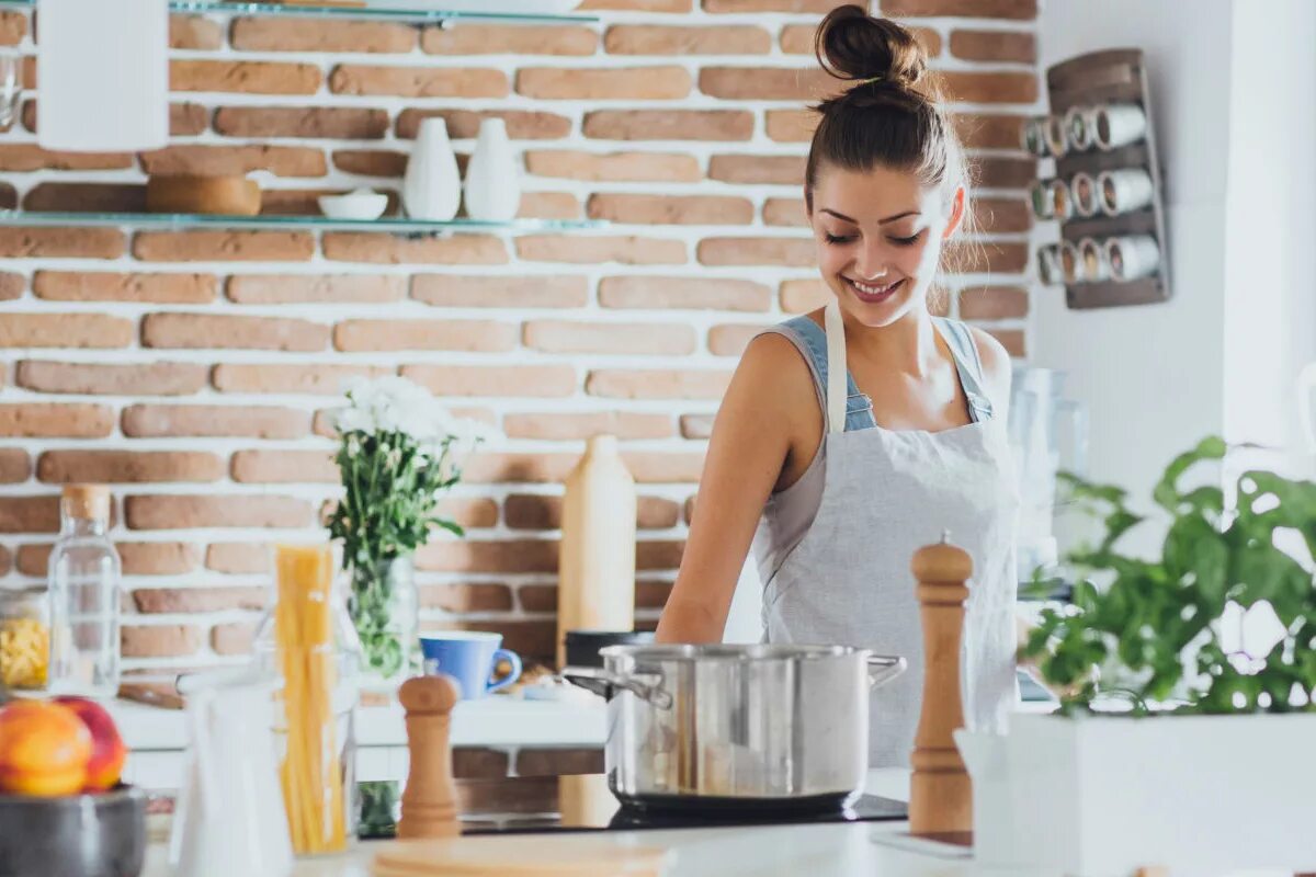 Готовка на кухне. Фотосессия на кухне. Хозяйка на кухне. Девушка на кухне.