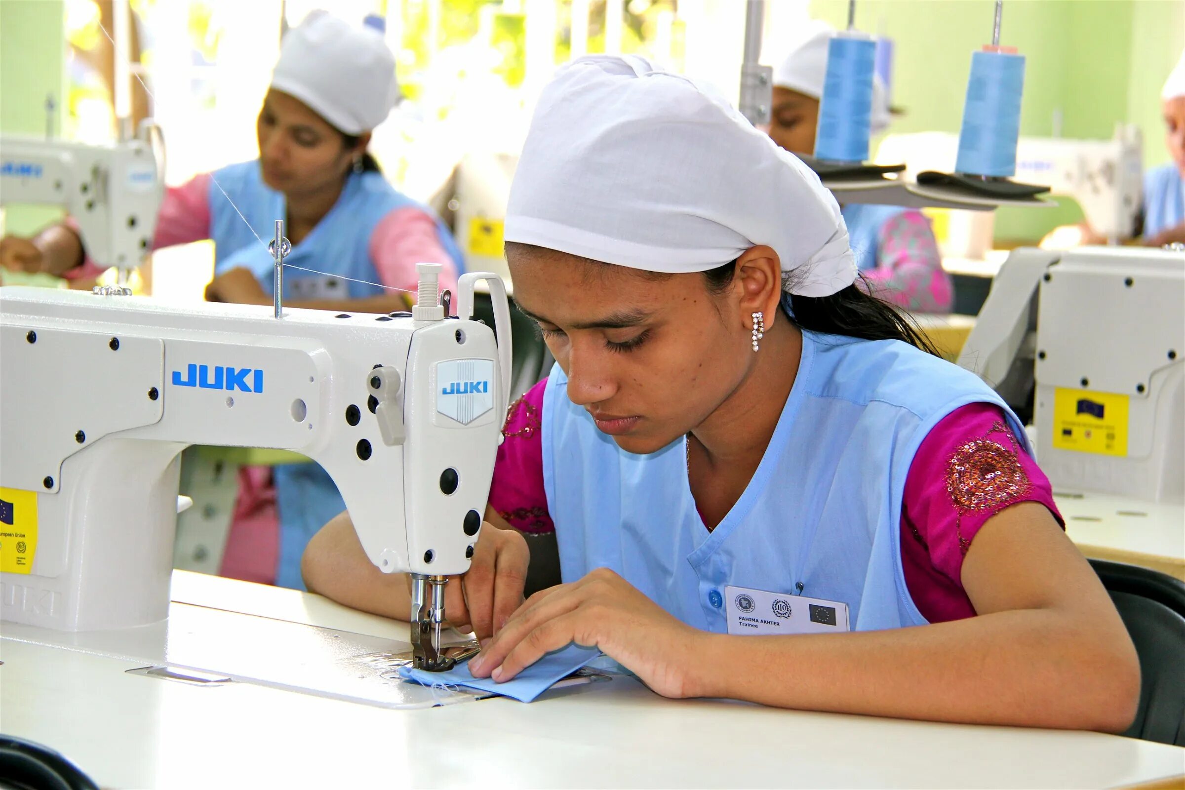 Швейная фабрика в Бангладеш. Бангладеш фабрики по пошиву одежды. Индийский портной. Текстильное производство футболки.