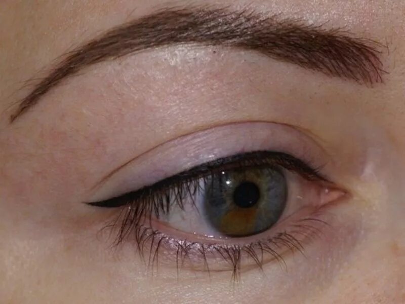 Как делают татуаж веко. Татуаж верхних век. Как делают татуаж веко. Межресничка с подводкой татуаж. Перманент нижнего века с растушевкой.