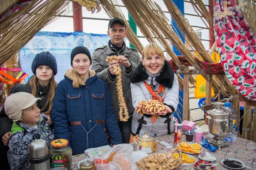 масленица люди. масленица всей семьей. масленица всей семьей. масленица всей семьей. масленица всей семьей.