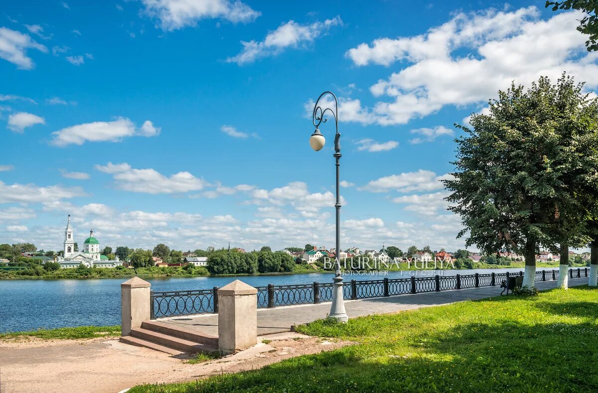 Солнечные дни в твери. Тверская набережная летом. Закат на тверской набережной. Тверь весной. Тверь осенью набережные.