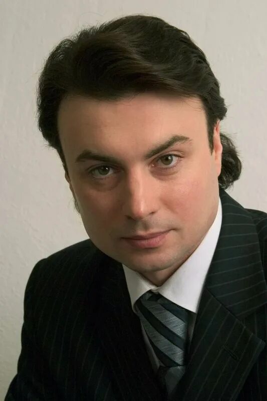 МАКСИМ НОВИКОВ С 2000 года солист Московского Академического театра оперетты.