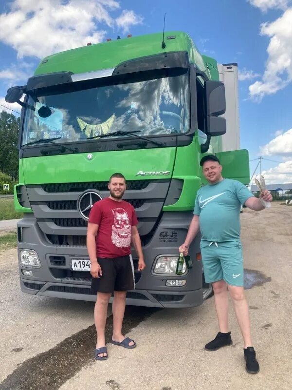 Сериал дальнобойщики ярослав бойко. Наркоман из дальнобойщиков. Дальнобойщики телеграмм. Новгородский медведь дальнобой. Знак дальнобойщика.