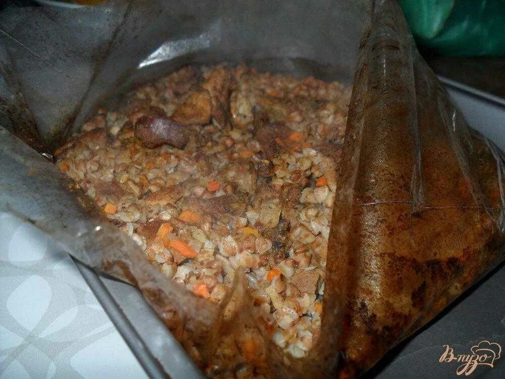 Рецепт свинины с гречкой в духовке. Курица с гречкой в рукаве. гречка с курицей в духовке в рукаве. гречка с курицей в рукаве для запекания в духовке. гречка на противне в духовке.