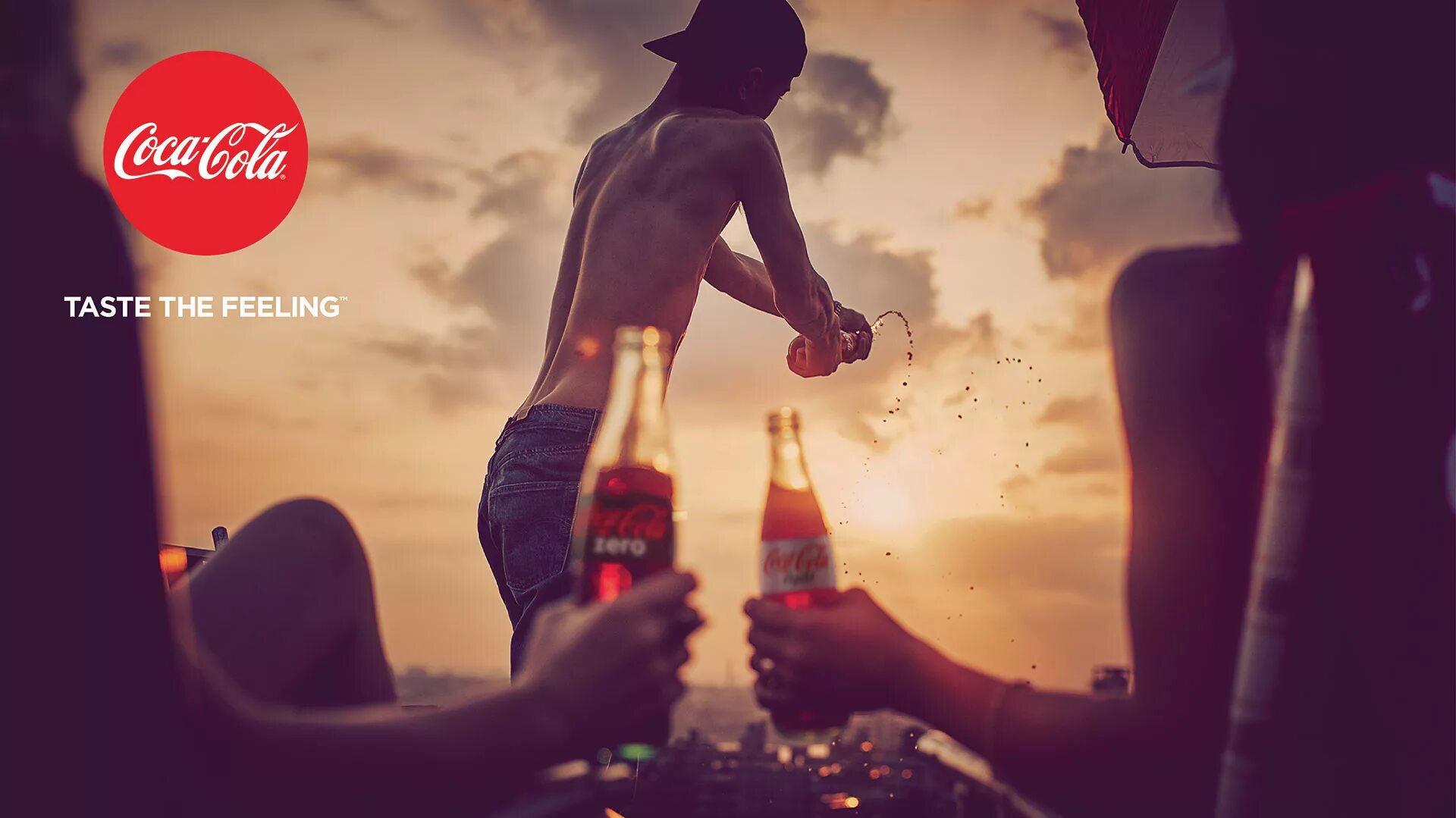 Coca Cola taste the feeling. Реклама колы. Кока кола реклама. Девушка с Кока колой. Taste the feeling