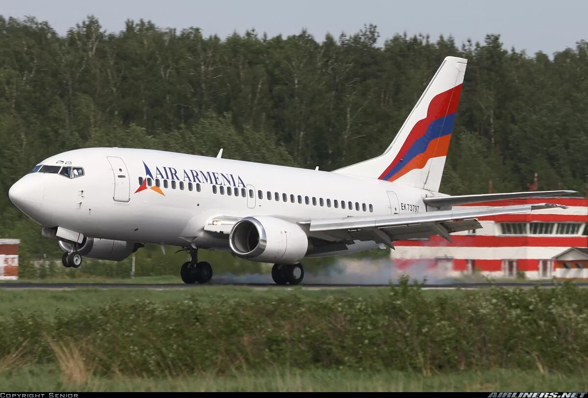 Armenia airlines. Авиакомпания АИР Армения. Боинг 737 Армения авиакомпания. Боинг 737-505. Самолет армянских авиалиний.