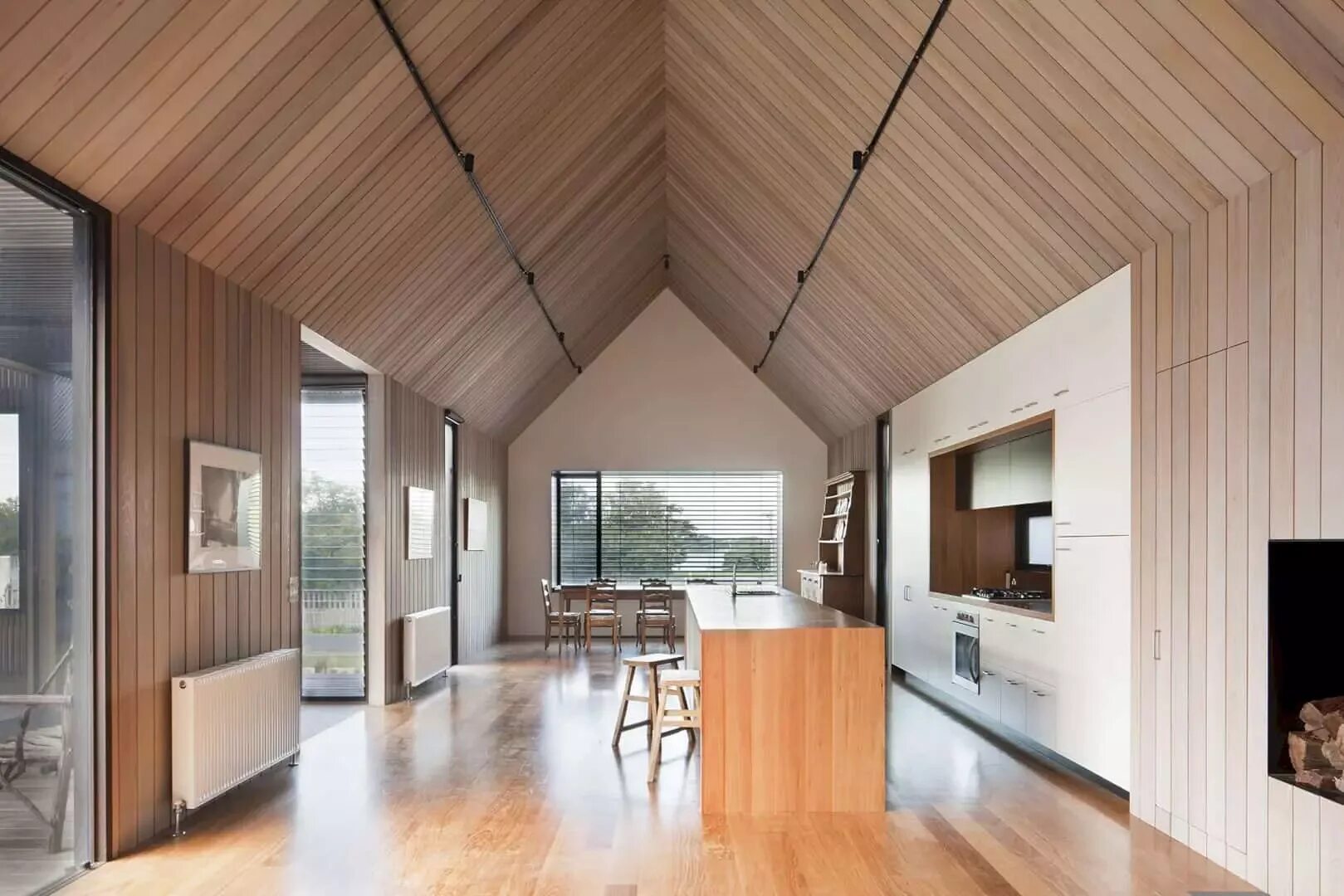 Комната отделанная вагонкой. Дерево живое внутри дома интерьер. Современный дом у озера дмитрий кругляк. Современный особняк внутри. Дом внутри горизонтально.