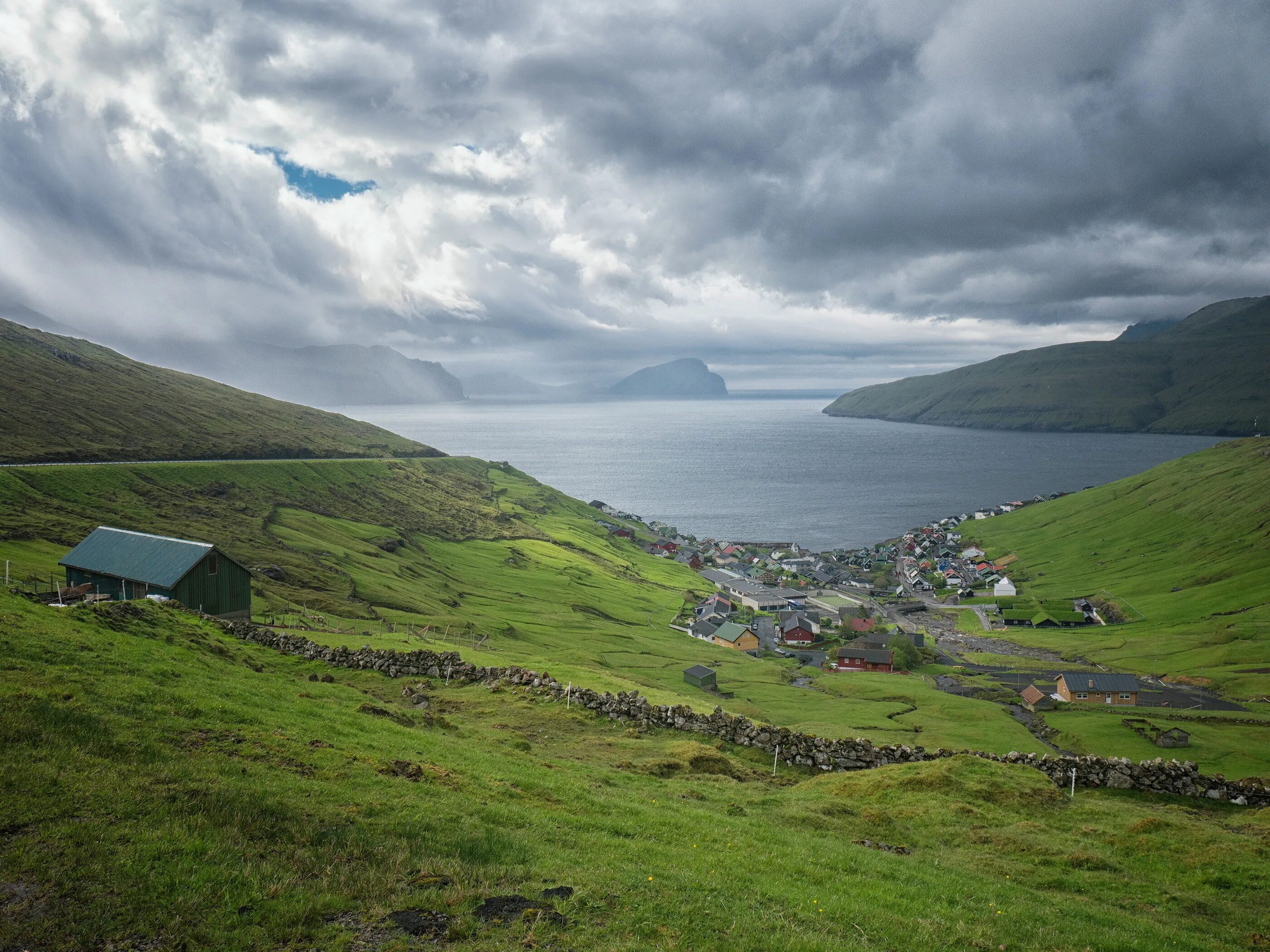 Кому принадлежат фарерские острова. Гьогв Фарерские острова. Деревня Гасадалур, Фарерские острова. Рунавик Фарерские острова. Сумба Фарерские острова.