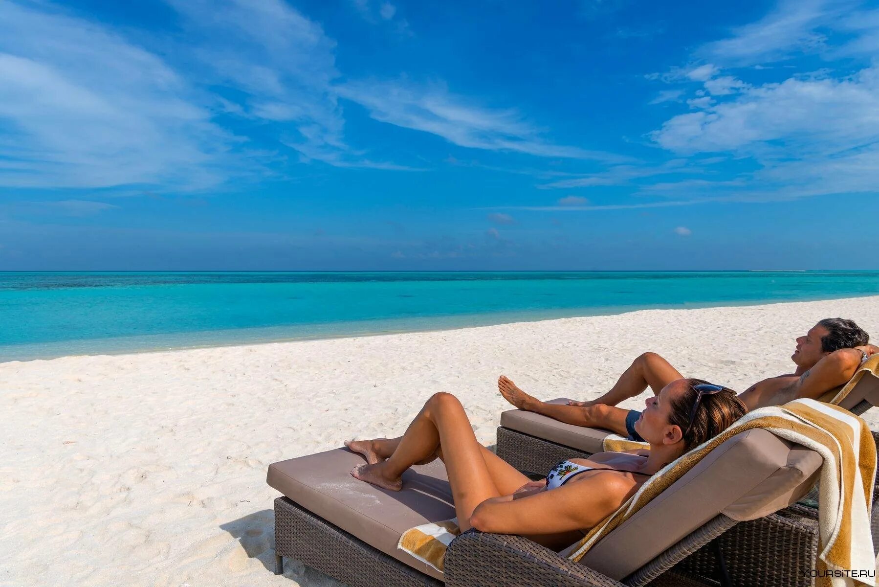 Недорогие туры за границу. Отель Cocoon Maldives 5. Отдых на пляже. Место отдыха. Шезлонг на пляже.