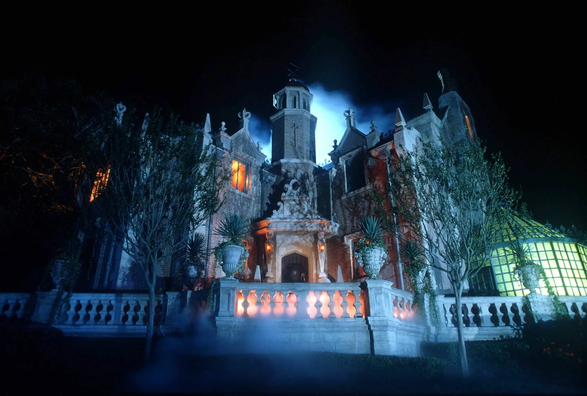 Привидения дисней. Haunted mansion в диснейленде токио. диснейленд в париже дом с привидениями. disneyland haunted mansion аттракцион. диснейленд париж дом с привидениями внутри.
