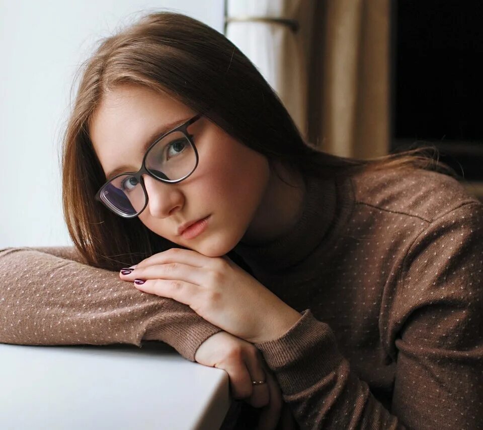 Жена в очках домашнее. Девушка в очках. умная девушка в очках. лицо девушки в очках. девушка в очках модель.