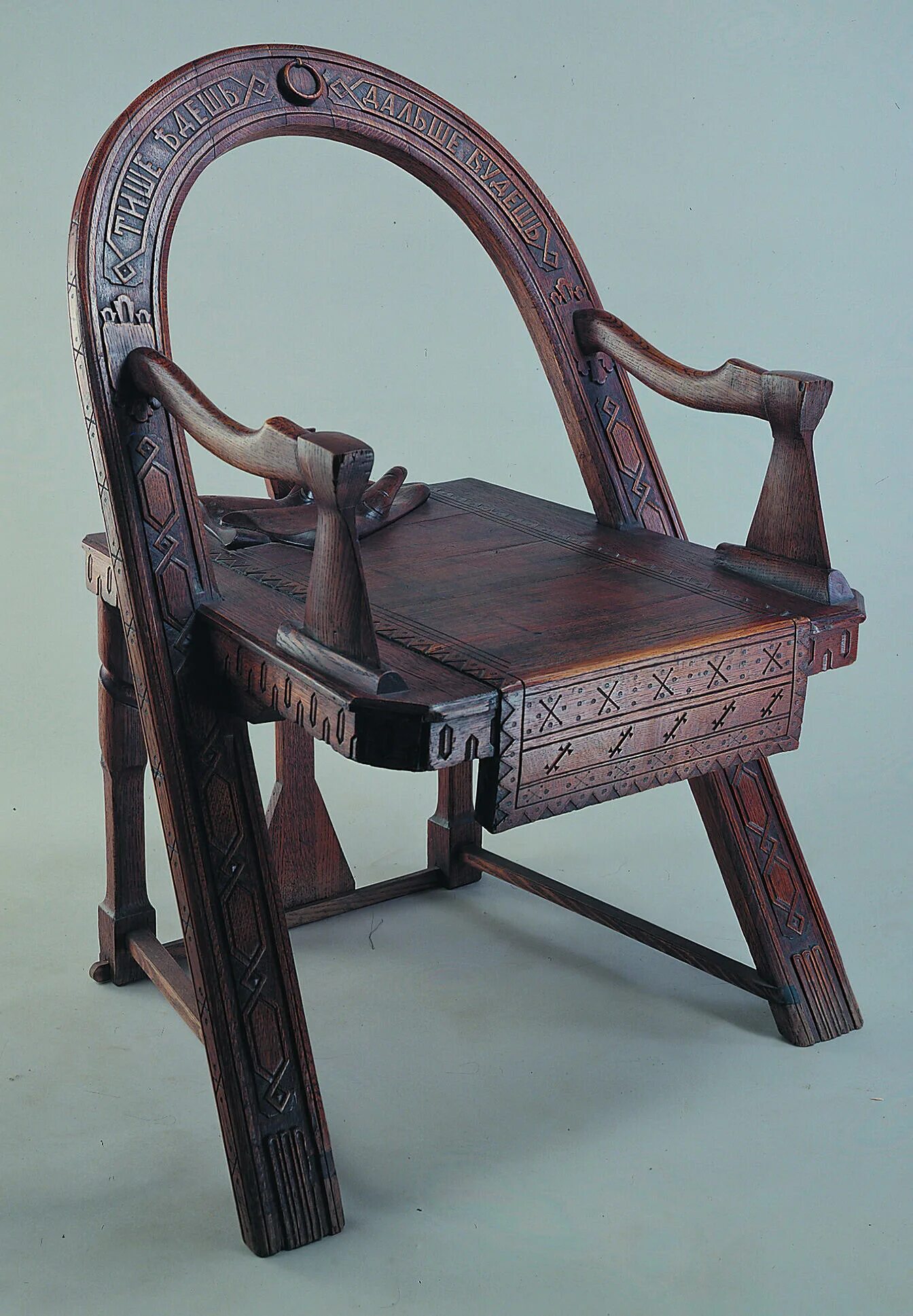 Русские вещи известные. Ямщицкое кресло Шутова. Кресло Василия Шутова. Кресло с топорами Абрамцево.