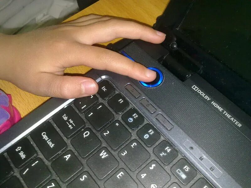 Не реагирует на кнопку включения. Ноутбук включается. Включение ноутбука. Не включается ноутбук. Выключение ноутбука.
