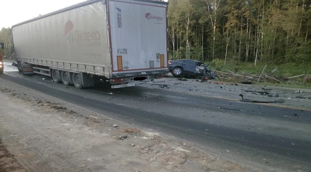 Фура едет по дороге. Трасса сим екатеринбург. Трасса екатеринбург первоуральск. 328 км пермь екатеринбург. Авария нижние серги газель и опель 2018.