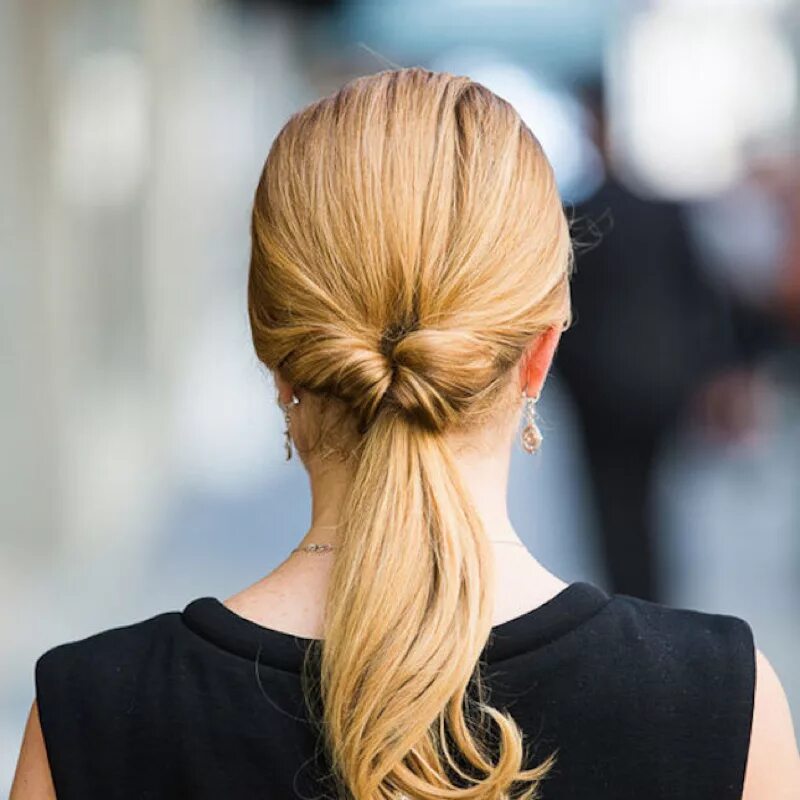 Прическа за минуту. Hairstyles with bun. Красивые прически повседневные. Повседневные прически на средние волосы. Офисные прически на длинные волосы.